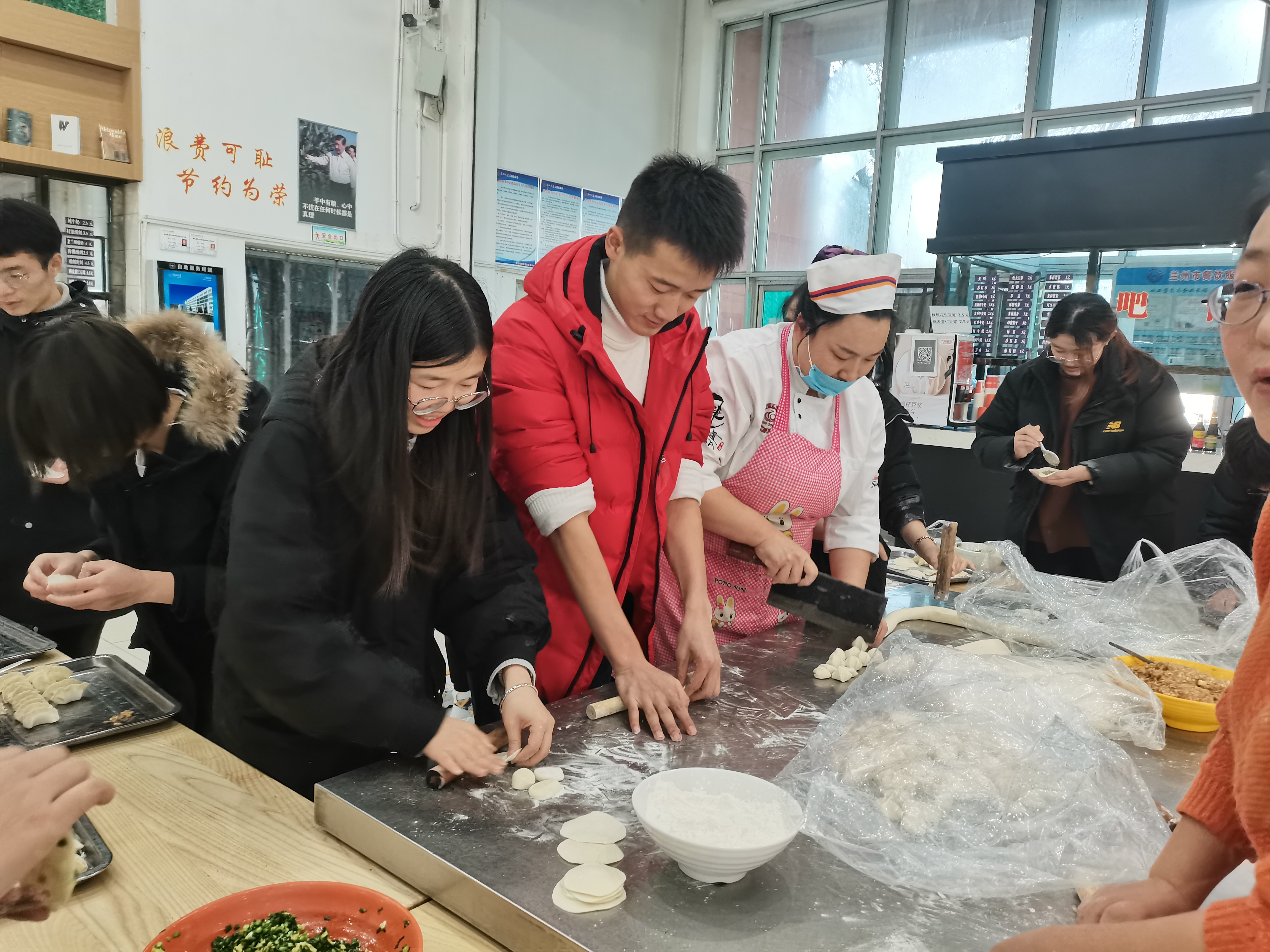 冬至日来临,水饺送暖意—公共卫生学院2020级新生开展包饺子活动